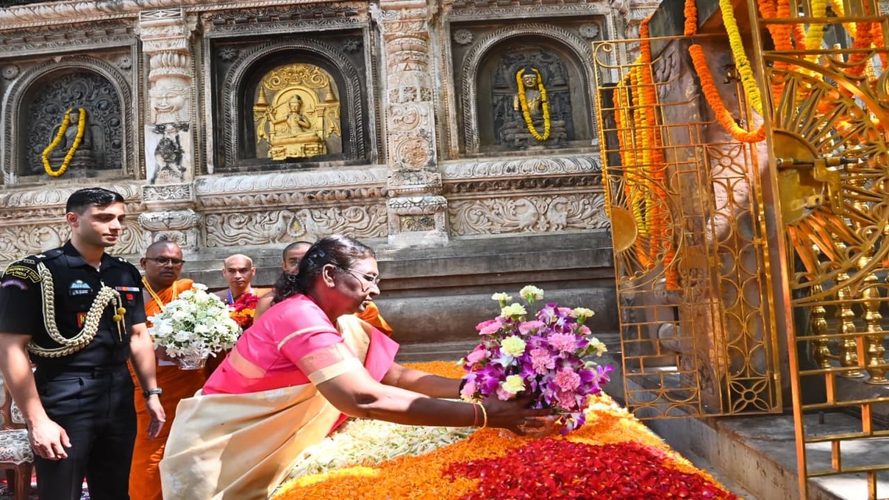 बिहार: राष्ट्रपति का हवाई अड्डे पर गार्ड ऑफ ऑनर देकर हुआ स्वागत, महाबोधि मंदिर में पूजा की देखें तस्वीरें