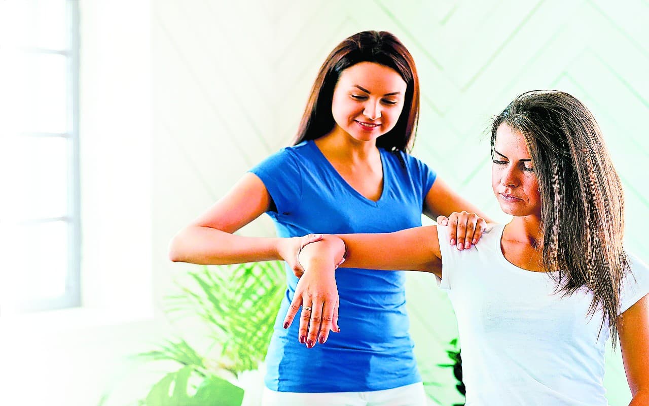 World Physiotherapy Day: जानें किन-किन समस्याओं में फिजियोथेरेपी होती है कारगर