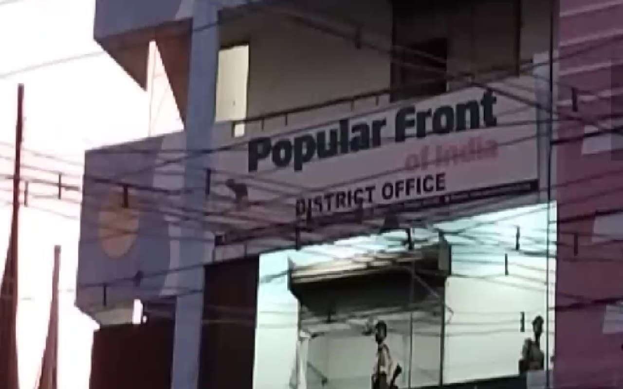 PFI के कई ठिकानों पर NIA और ED की छापेमारी, 100 से अधिक कैडर गिरफ्तार