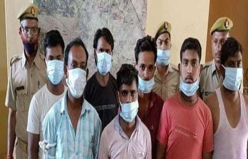 Aligarh News: अलीगढ़ में पुलिस से हाथापाई कर वारंटी को छुड़ा ले गए ग्रामीण, 7 हिरासत में, तेज हुई धरपकड़ Aligarh News: अलीगढ़ में पुलिस से हाथापाई कर वारंटी को छुड़ा ले गए ग्रामीण, 7 हिरासत में, तेज हुई धरपकड़