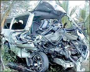 शादी समारोह से लौट रहा वाहन दुर्घटनाग्रस्त, 20 लोग घायल