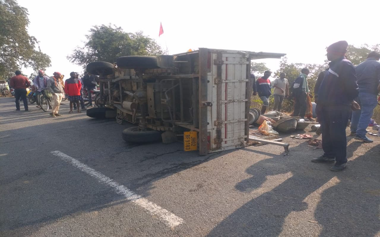 सरायकेला के राजनगर में बड़ा हादसा : घायल महिला की भी हुई मौत, मृतकों की संख्या हुई चार, दर्जनों इलाजरत