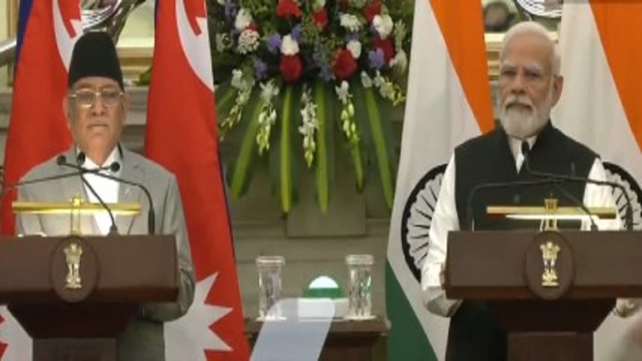 केंद्रीय मंत्रियों के प्रतिनिधिमंडल के साथ बंगाल पहुंचे प्रधानमंत्री नरेंद्र मोदी, ममता के साथ करेंगे हवाई सर्वेक्षण व समीक्षा बैठक