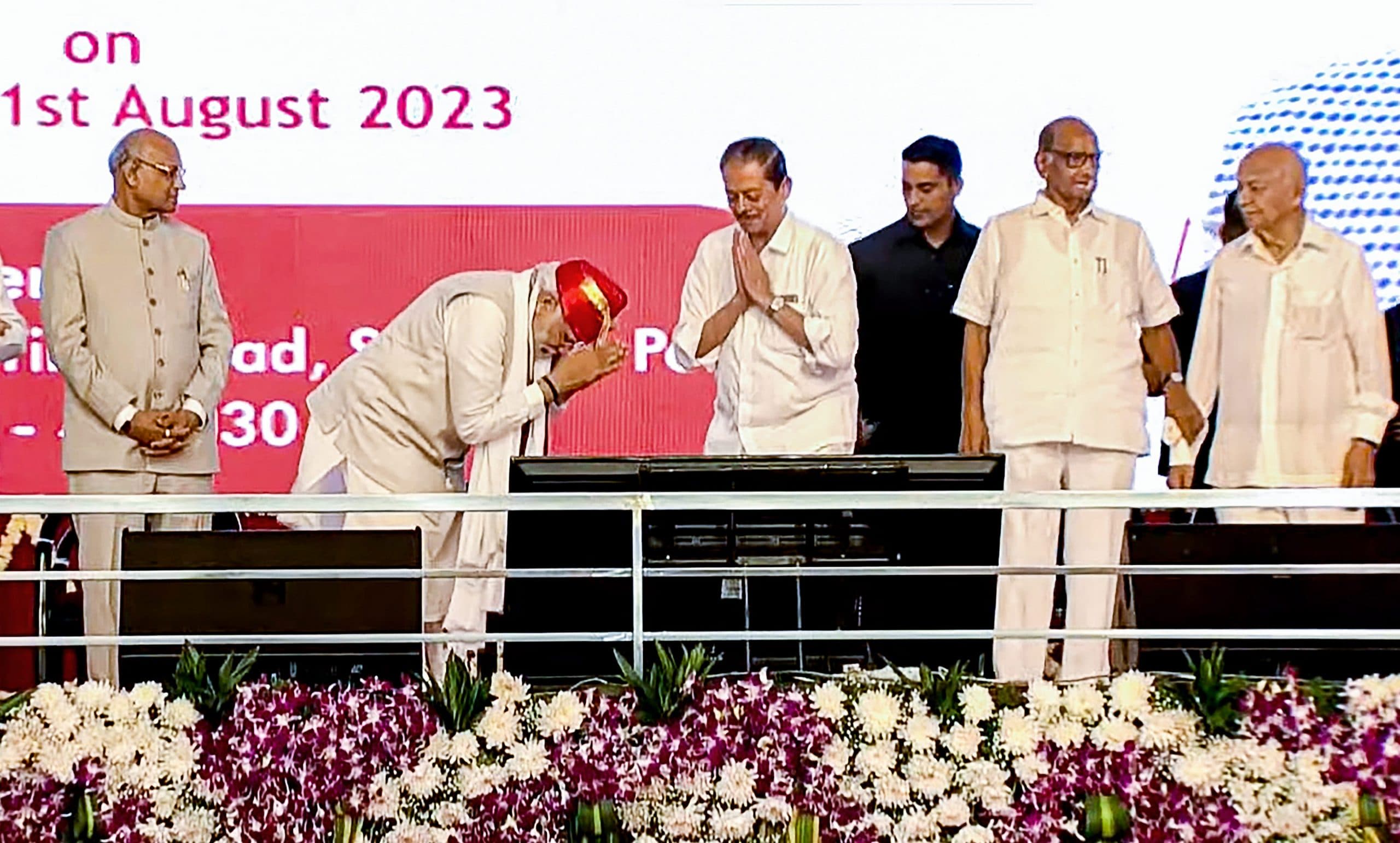 पीएम मोदी को मिला लोकमान्य तिलक राष्ट्रीय सम्मान, शरद पवार ने विपक्षी गठबंधन के विरोध के बावजूद मंच किया साझा