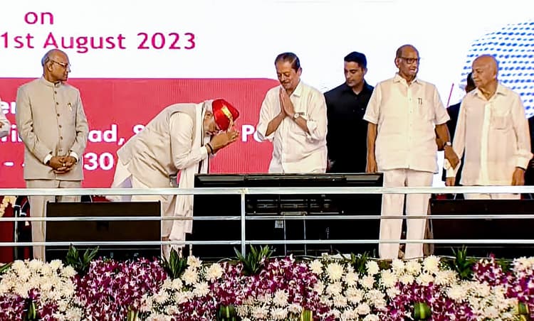 पीएम मोदी को मिला लोकमान्य तिलक राष्ट्रीय सम्मान, शरद पवार ने विपक्षी गठबंधन के विरोध के बावजूद मंच किया साझा