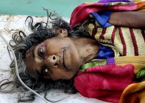 वक्त बदला तो सगे बेटे ने भी छोड़ा साथ, बुजुर्ग मां को घर में कैद कर निकल गया घूमने, जानें फिर क्या हुआ