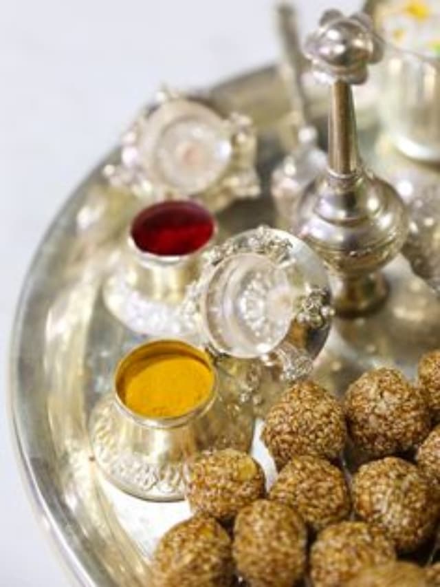 मकर संक्रांति पर मां बच्चों को तिल-गुड़ खिलाकर क्या मांगती है वचन, जाने क्या है परंपरा