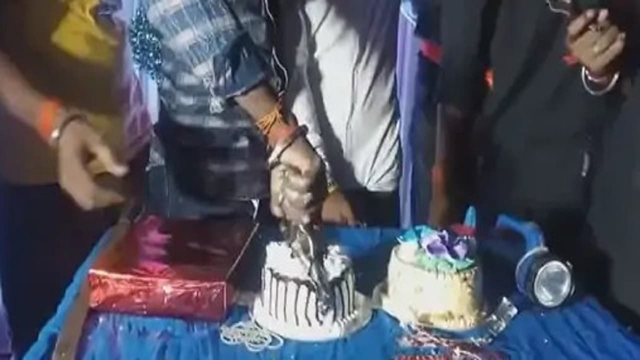 समस्तीपुर में पिस्टल से काटा ब्रेकअप पार्टी का केक, उ त दोसरा डोली में सवार...पर नाचा,अब खोज रही है पुलिस