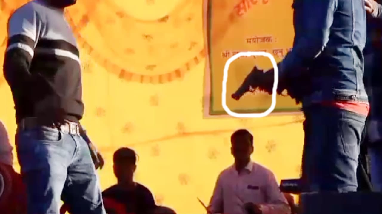 सांस्कृतिक कार्यक्रम में मंच पर चढ़कर युवकों ने लहराया पिस्टल, गुमला में छिना-झपटी का वीडियो हुआ वायरल
