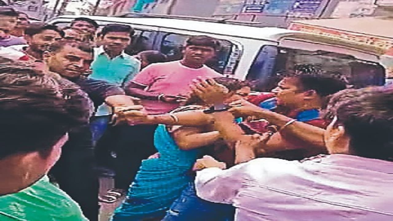 बिहार: लड़की के चक्कर में सिपाही जी पहुंचे जेल, कथित प्रेमिका के साथ परिजनों ने पकड़ा, हुआ हाईवोल्टेज ड्रामा बिहार: लड़की के चक्कर में सिपाही जी पहुंचे जेल, कथित प्रेमिका के साथ परिजनों ने पकड़ा, हुआ हाईवोल्टेज ड्रामा