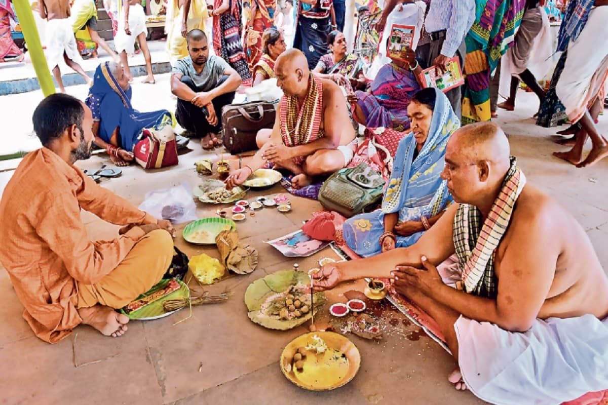 मिनी पितृपक्ष: पहले दिन 2000 श्रद्धालु पहुंचे मोक्षधाम, गंगासागर स्नान से पहले पितरों को करते हैं पिंडदान