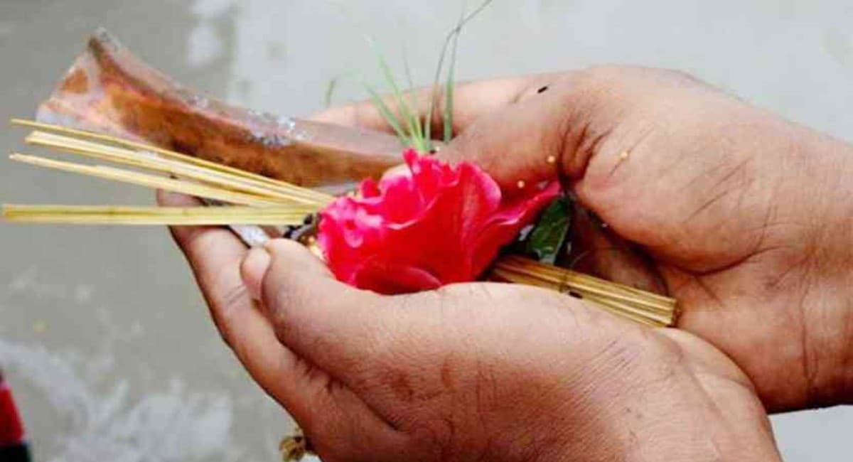 Pitru Paksha: नदी-तालाब में तर्पण कर लोग पितरों को कर रहे याद, इस संकेत से समझे पितर आपसे नाराज है या खुश