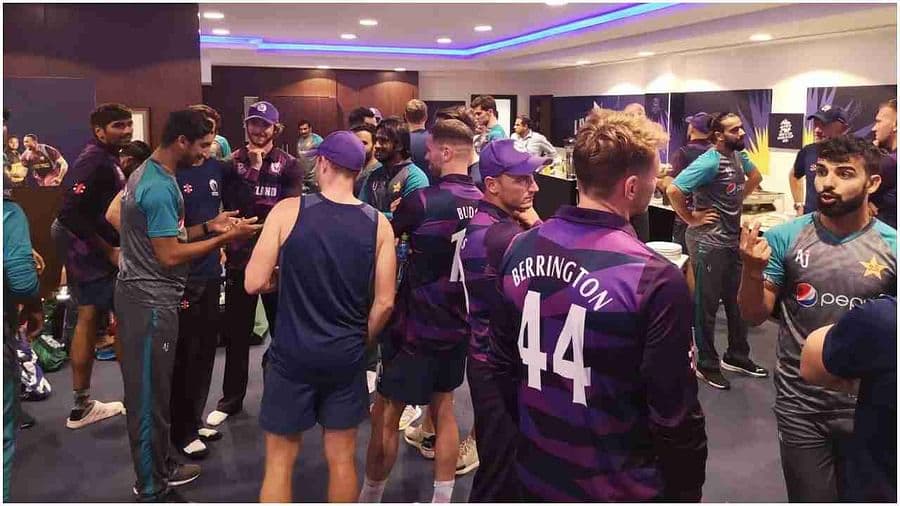 T20 WC: पाक ड्रेसिंग रूम में मेहमान बनकर पहुंची स्कॉटलैंड की टीम, जमकर हुई खातिरदारी, देखें वीडियो T20 WC: पाक ड्रेसिंग रूम में मेहमान बनकर पहुंची स्कॉटलैंड की टीम, जमकर हुई खातिरदारी, देखें वीडियो