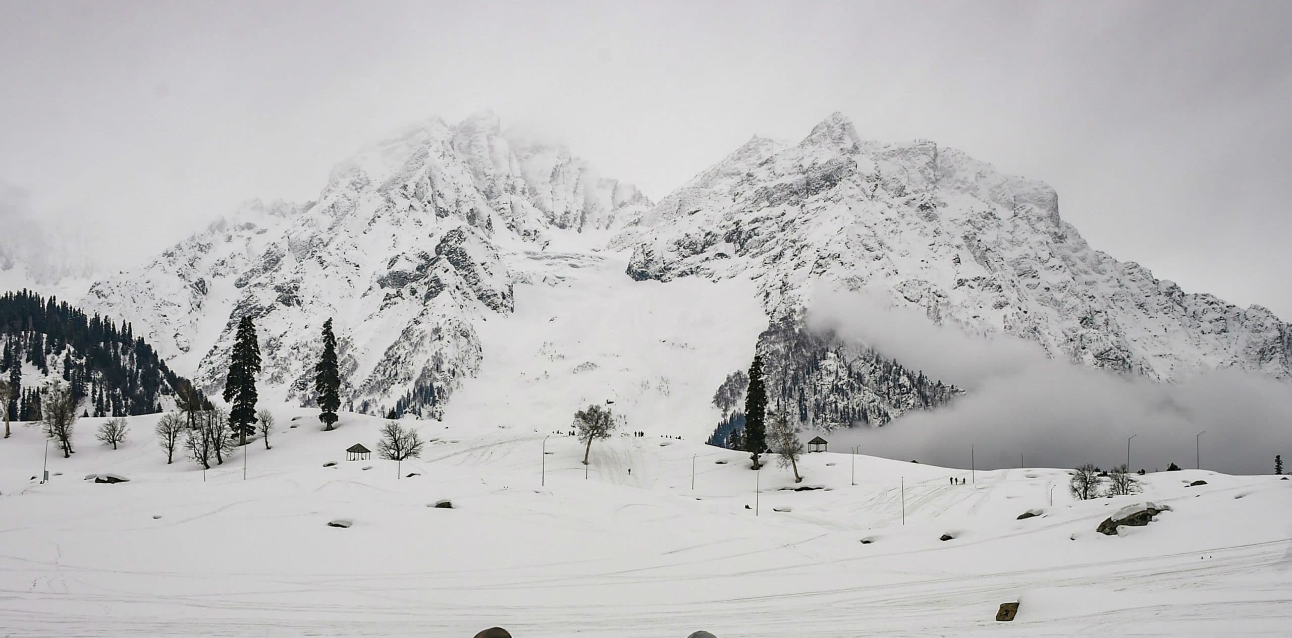 Coronavirus का डर: एवरेस्ट पर पर्वतारोहण बंद, ट्रंप ने रैलियों से बनायी दूरी