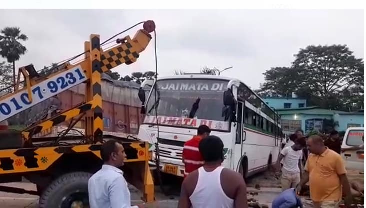 बारात से लौट रहे 14 लोगों को ट्रक ने कुचला, 4 की मौके पर ही मौत