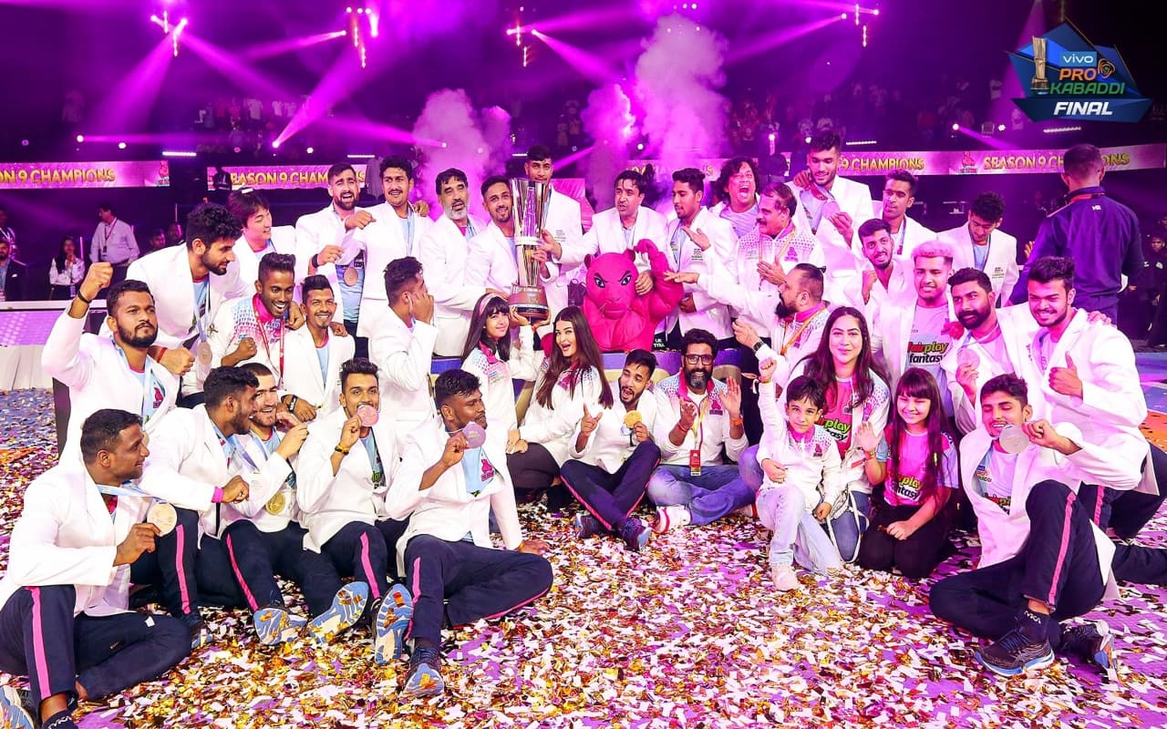 PKL 2022 Final: जयपुर पिंक पैंथर्स ने दूसरी बार जीता प्रो कबड्डी लीग का खिताब, पुनेरी पलटन को चटायी धूल PKL 2022 Final: जयपुर पिंक पैंथर्स ने दूसरी बार जीता प्रो कबड्डी लीग का खिताब, पुनेरी पलटन को चटायी धूल