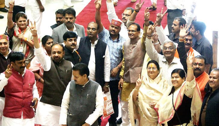 MP Political Crisis Live Update : शिवराज सिंह चौहान की अगुआई में राज्‍यपाल से मिलने राजभवन पहुंचे भाजपा नेता