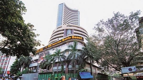 होली की छुट्टी से पहले ऐतिहासिक गिरावट देखने वाला शेयर बाजार लाल निशान पर खुला