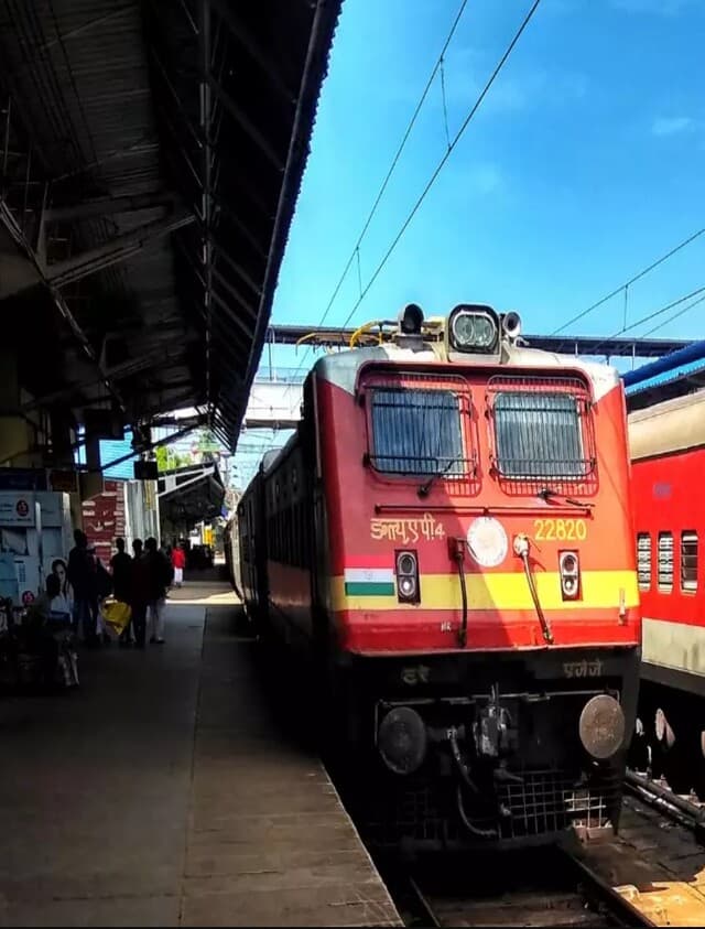 Indian Railways: आपकी इस गलती से रेलवे की हो रही बंपर कमाई, क्या आप भी करते हैं ये काम