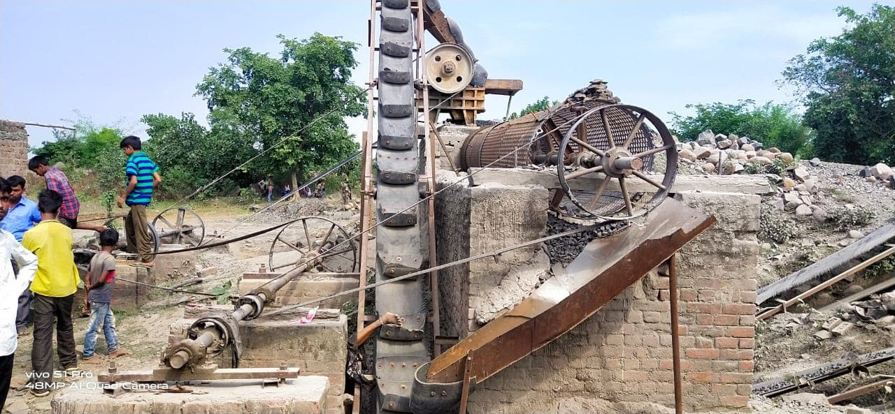 क्रशर मशीन हादसे में दो महिला मजदूरों में एक की मौत, दूसरी की हालत नाजुक, पलामू में मजदूरों की सुरक्षा से खिलवाड़ कर रहे क्रशर संचालक