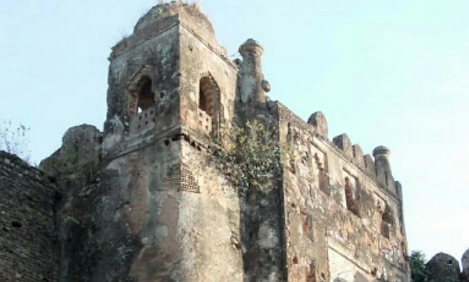 वाराणसीः राजपरिवार के किले में हुई चोरी, राजकुमारियों के खिलाफ FIR दर्ज, जानें पूरा मामला