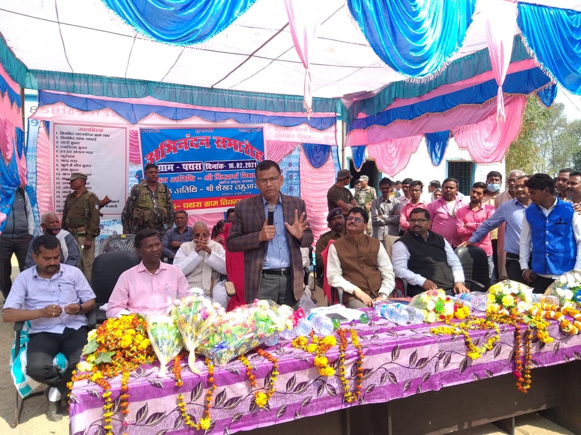 Jharkhand News : पलामू पहुंचे झारखंड के मनरेगा आयुक्त ने नशामुक्त गांव पथरा के ग्रामीणों को दिया आत्मनिर्भरता का मंत्र, दीदी बाड़ी योजना का किया शुभारंभ