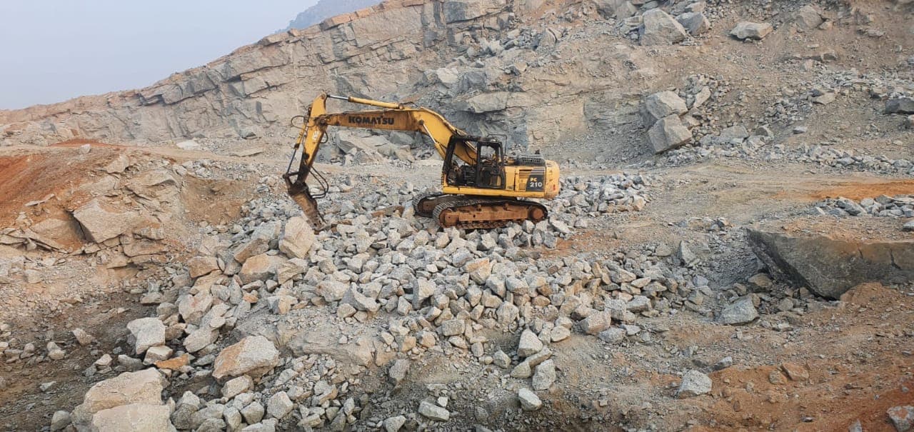 पलामू जिले में पत्थर खदान में लगी पोकलेन को किया आग के हवाले, पीएलएफआइ ने पर्चा छोड़ माइंस के मालिकों को चेताया