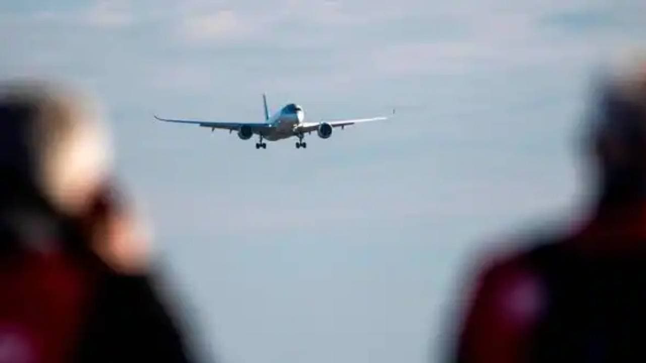 Jharkhand News: झारखंड में मौसम के मिजाज का असर, विमानों के उड़ान नहीं भरने से परेशान रहे यात्री