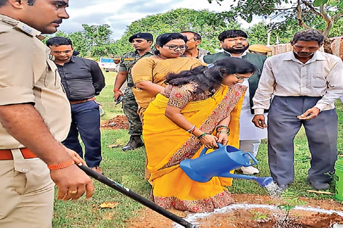 गुमला में 4.40 लाख हेक्टेयर भूमि में लगाये जायेंगे 4.32 लाख पौधे