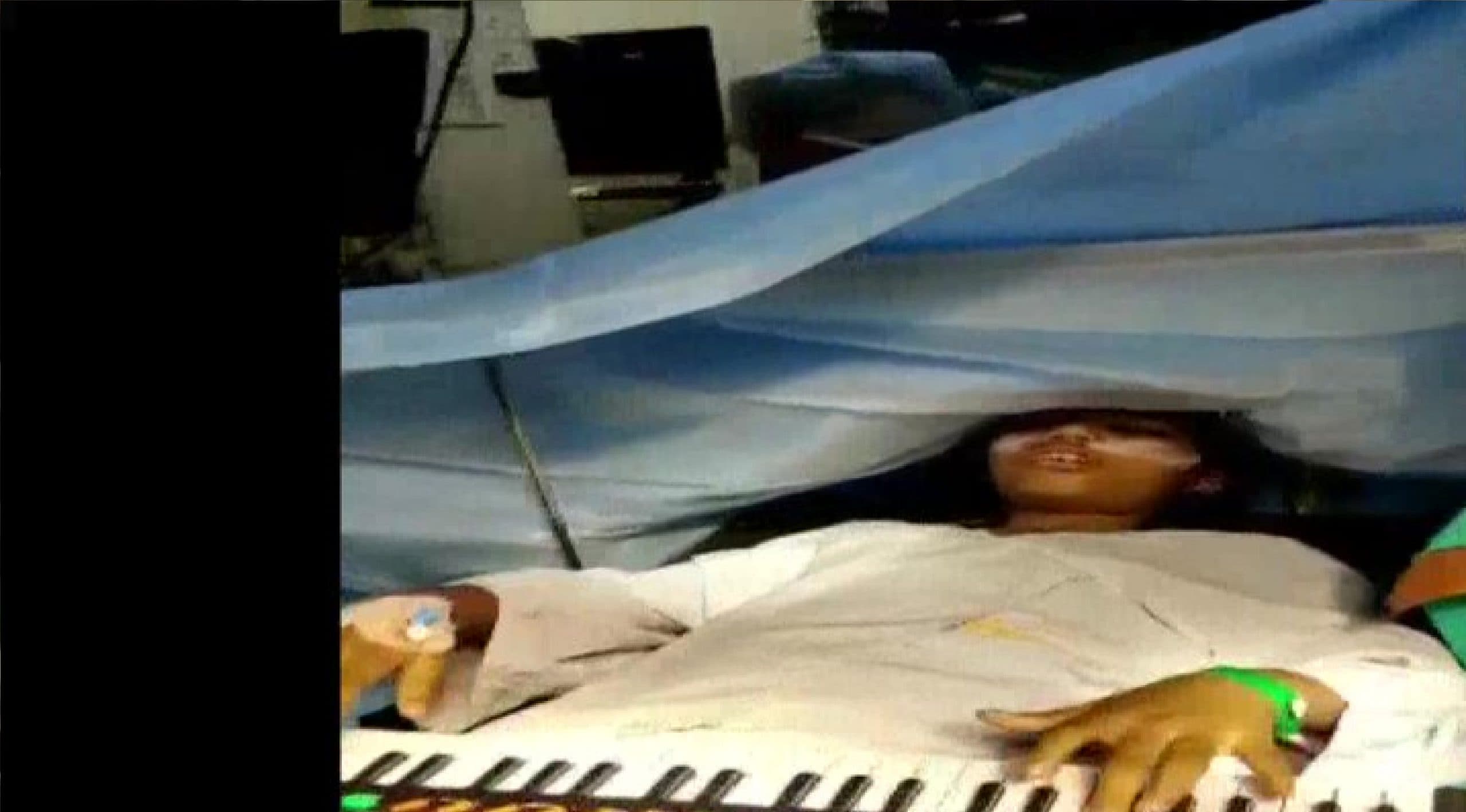 चल रहा था ब्रेन ट्यूमर का ऑपरेशन और 9 साल की सौम्या बजा रही थी पियानो