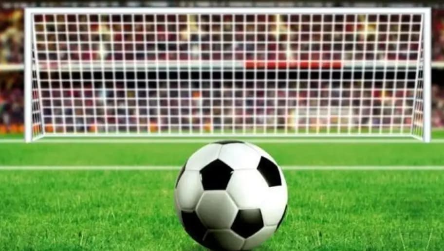 कोरोना वायरस के खिलाफ जंग के लिए फुटबॉल छोड़कर इस खिलाड़ी ने पहना सफेद कोट