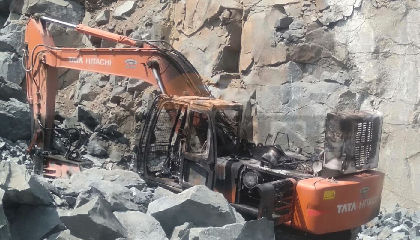 Jharkhand Naxal News: लोहरदगा में पीएलएफआई का तांडव, उग्रवादियों ने पोकलेन को फूंका