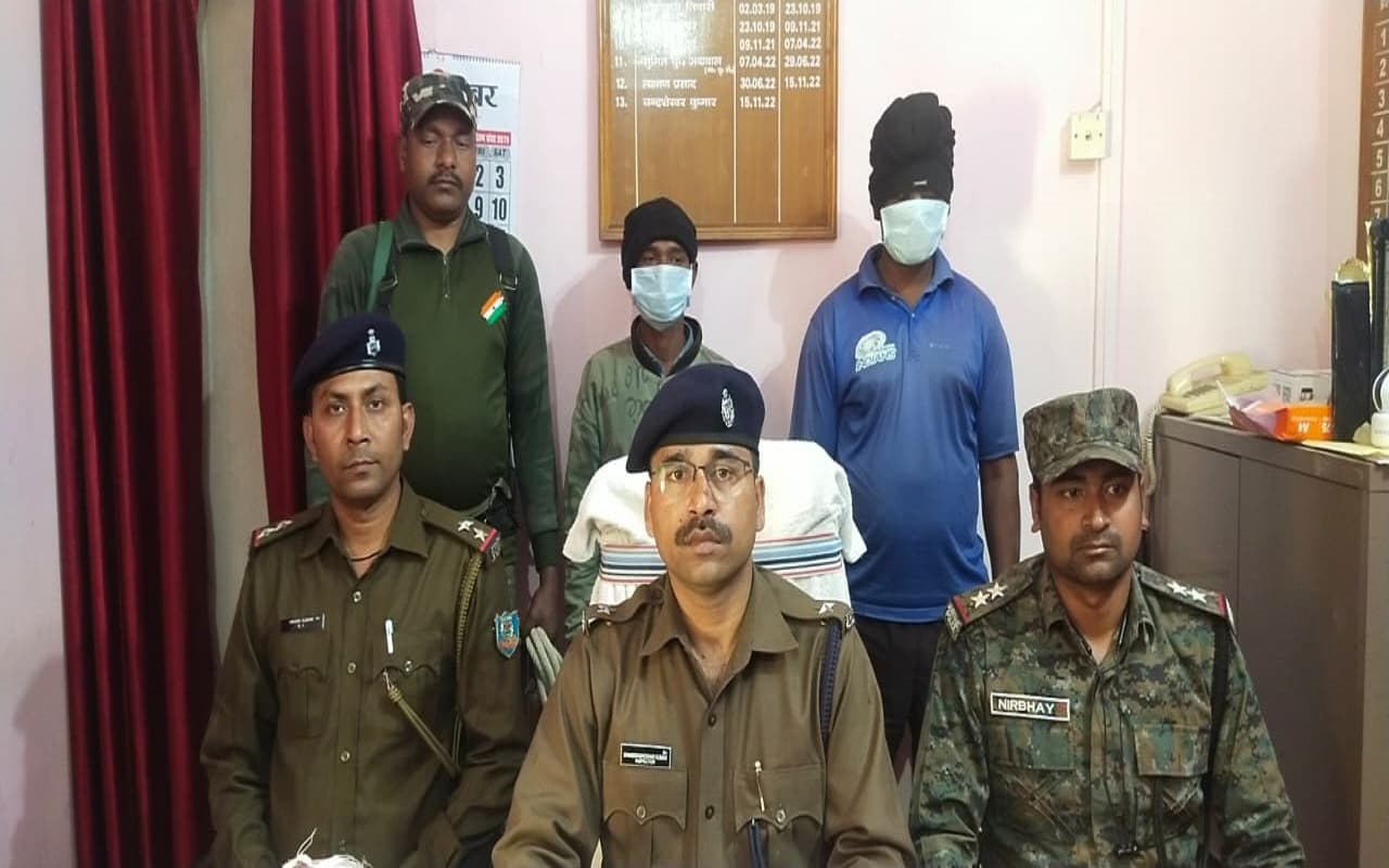 झारखंड : ग्रामीणों के विरोध करने पर अंधाधुंध फायरिंग करने वाला नक्सली अरेस्ट, लेवी वसूलने वाला भी गिरफ्तार