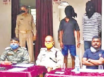 नक्सलियों के खिलाफ पुलिस को मिली सफलता, पीएलएफआई के 2 नक्सली चढ़े पुलिस के हत्थे, हथियार बरामद नक्सलियों के खिलाफ पुलिस को मिली सफलता, पीएलएफआई के 2 नक्सली चढ़े पुलिस के हत्थे, हथियार बरामद