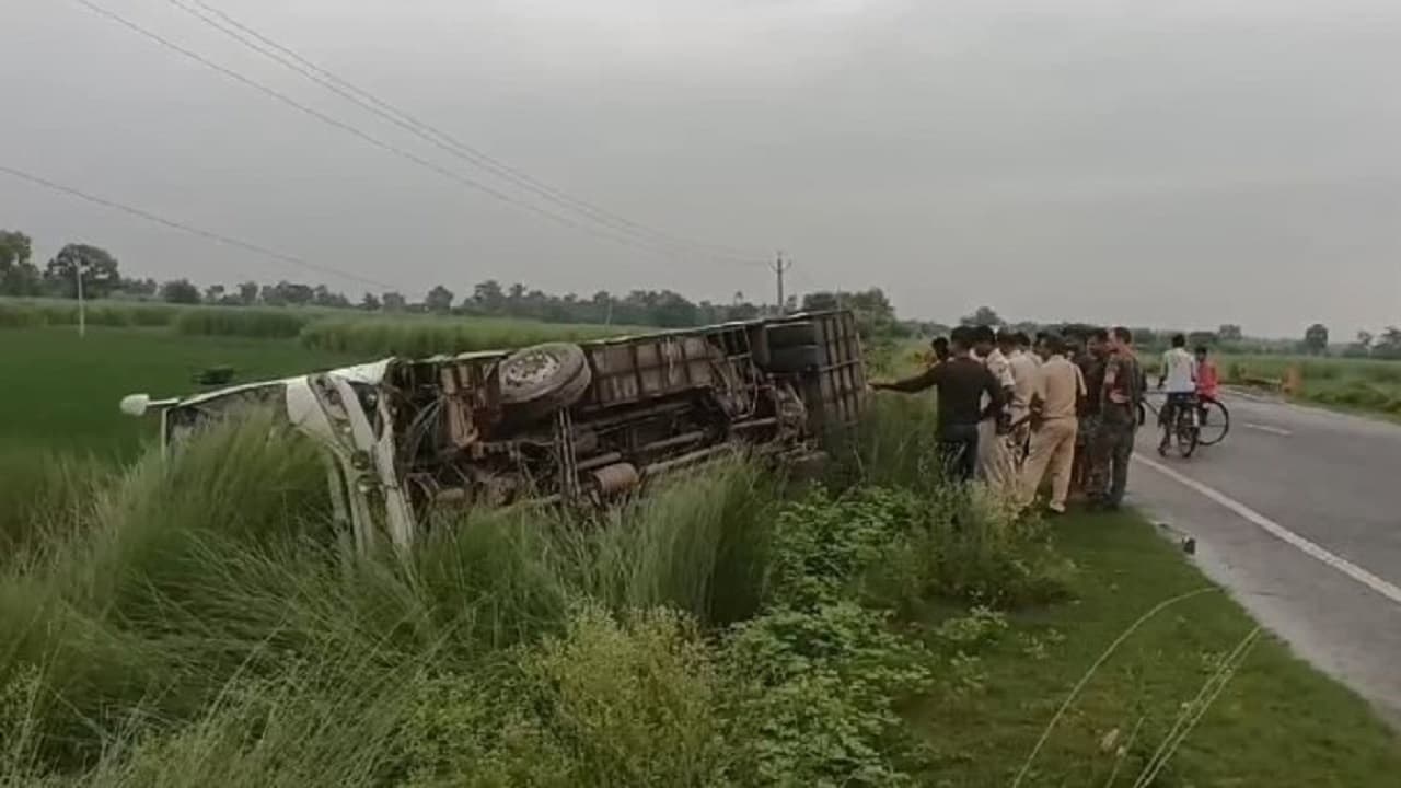 बिहार: पटना से बगहा जा रही यात्रियों से भरी बस पलटी, कई लोग घायल, चालक फरार