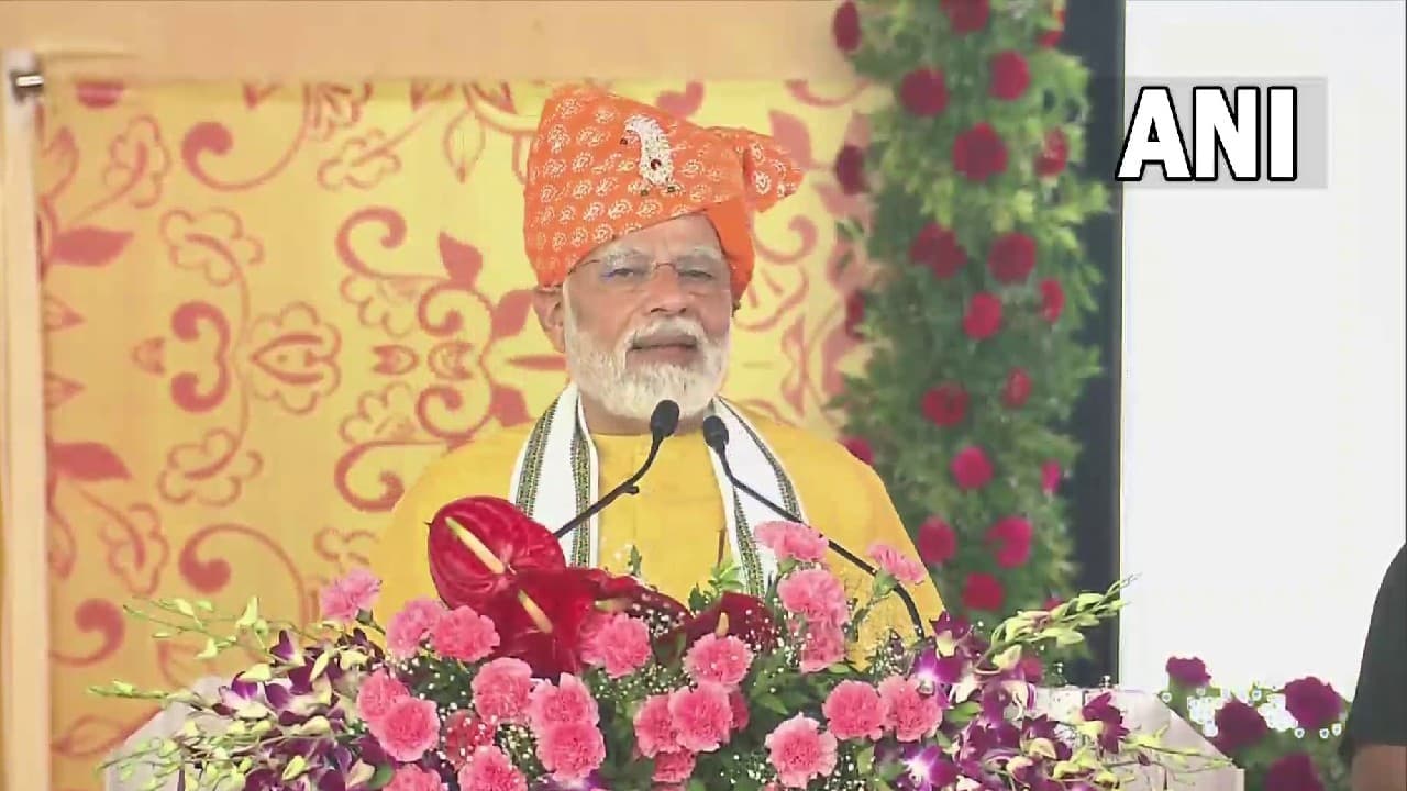 PM Modi Gujarat Visit: पीएम मोदी ने साबर डेयरी प्लांट का किया उद्घाटन, कहा- छोटे किसानों को होगा फायदा