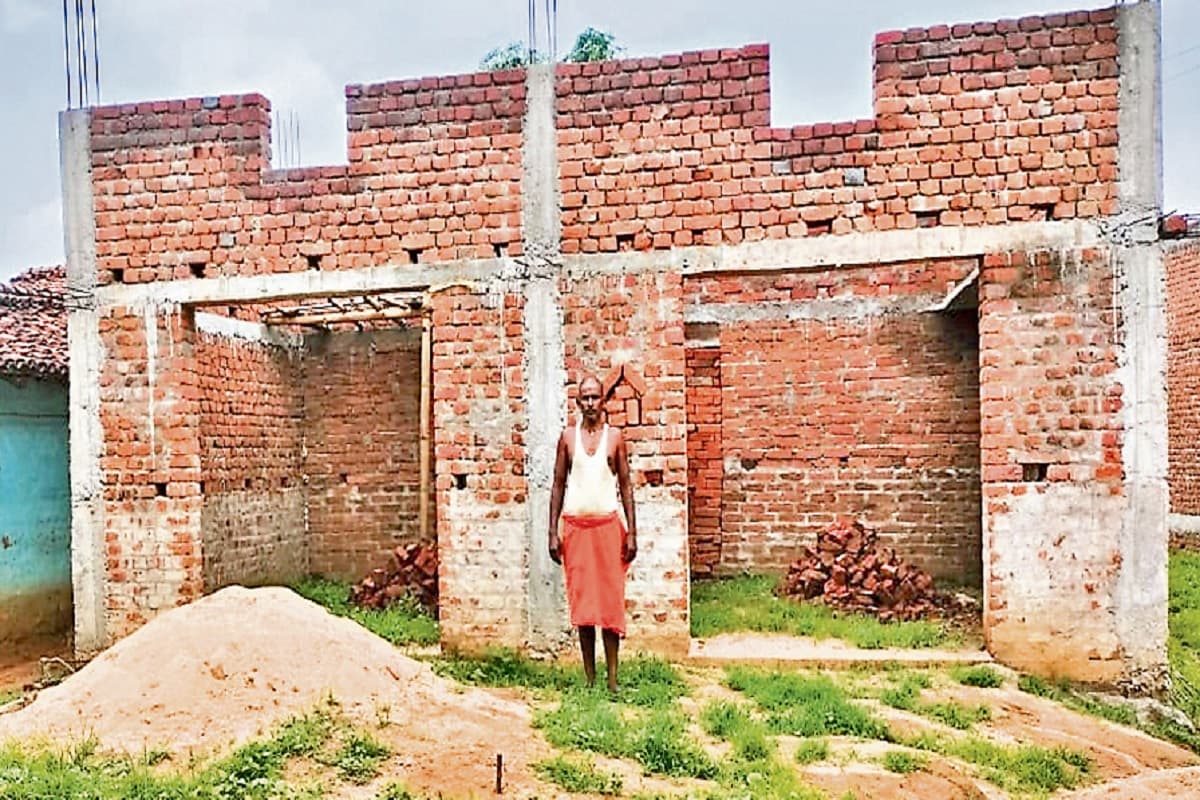 गढ़वा में प्रधानमंत्री आवास के मनरेगा मजदूरों को नहीं मिलती मजदूरी, अधूरे पड़े हैं आवास