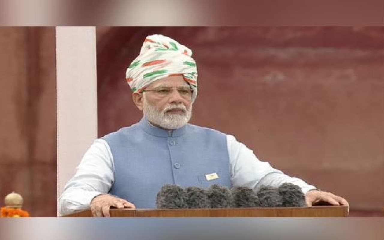 75th Independence Day: पीएम मोदी ने लाल किले पर फहराया झंडा, तसवीरों में देखिये भारत की आजादी का पर्व