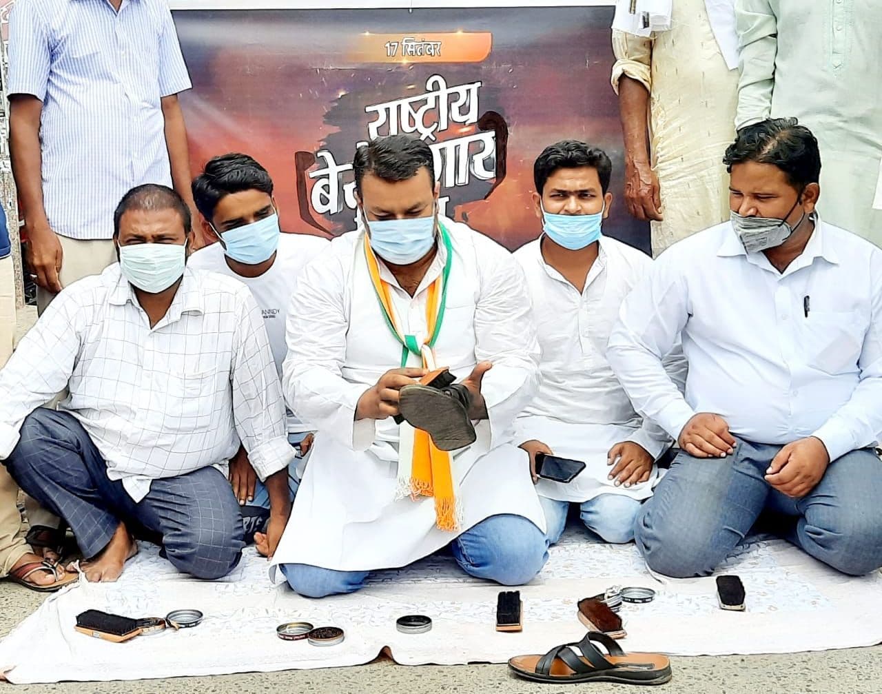 Bihar News: पीएम मोदी के जन्मदिन पर जूता पॉलिस कर यूथ कांग्रेस के कार्यकर्ताओं ने मनाया बेरोजगार दिवस