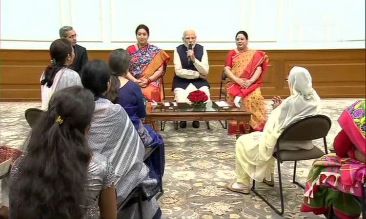 जानें, प्रधानमंत्री मोदी के सोशल मीडिया अकाउंट को संभालने वाली महिलाओं ने क्‍या-क्‍या किया ट्वीट