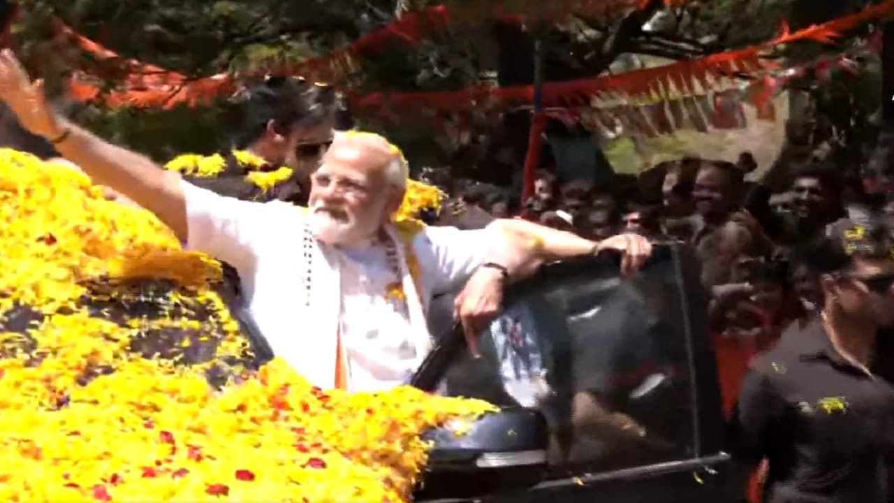 PM Modi in Karnataka: कांग्रेस-जेडीएस के गढ़ मांड्या में पीएम मोदी के मेगा रोडशो के जानिए क्या है सियासी मायने