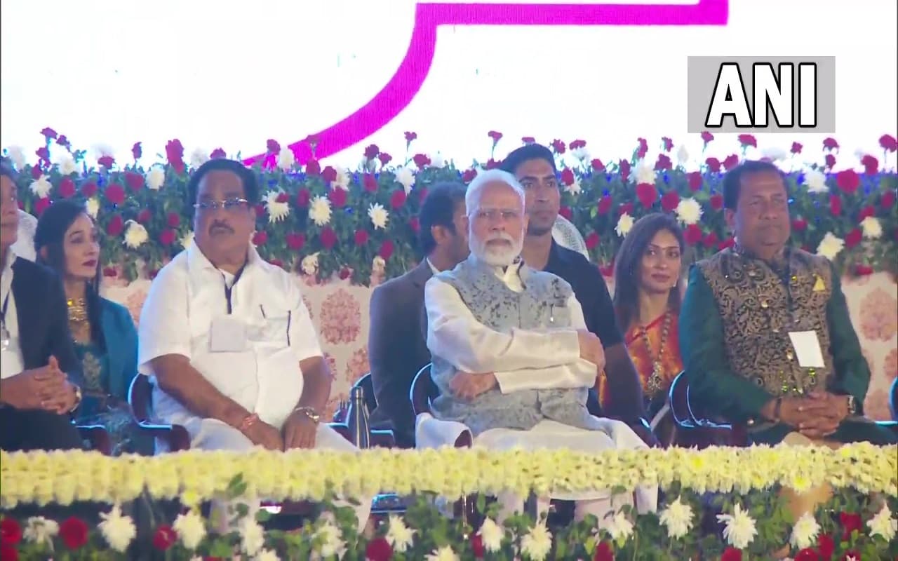 PM Modi In Gujarat: भावनगर में सामूहिक विवाह समारोह में पीएम मोदी के कुछ यादगार पल! देखें तस्वीर