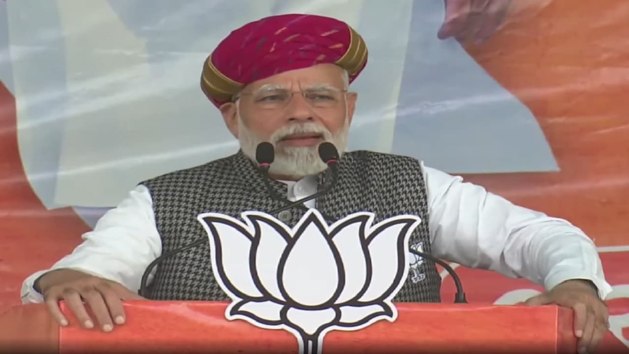 Gujarat Election: गुजरात में कांग्रेस पर गरजे PM मोदी, ‘भारत जोड़ो यात्रा’ को लेकर राहुल गांधी पर कसा तंज Gujarat Election: गुजरात में कांग्रेस पर गरजे PM मोदी, ‘भारत जोड़ो यात्रा’ को लेकर राहुल गांधी पर कसा तंज