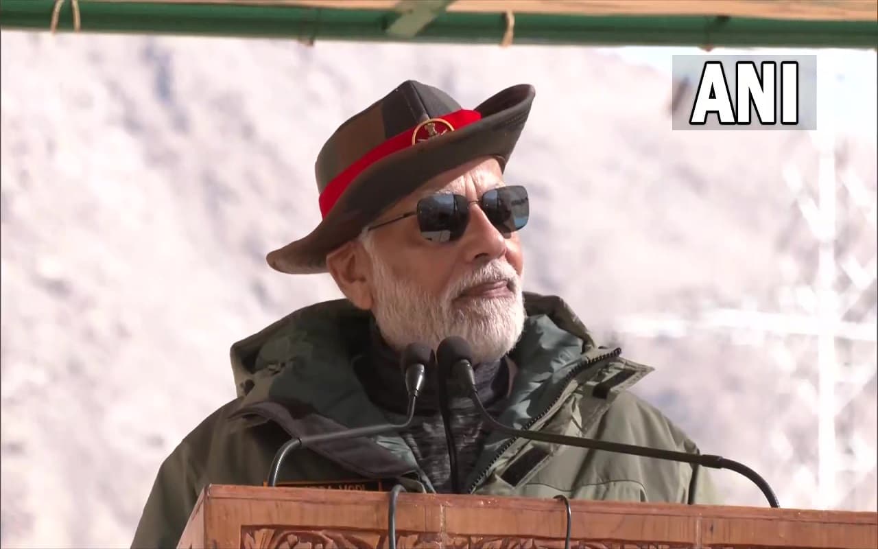 PM Modi On Diwali: पीएम बनने के बाद से सेना के साथ दिवाली मनाते है आए नरेंद्र मोदी, देखें कुछ झलकियां