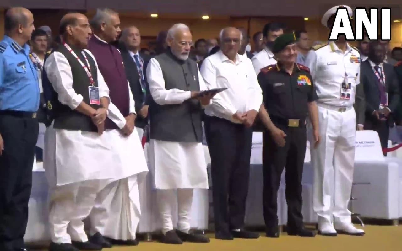 गुजरात: PM मोदी ने मेड इन इंडिया 'Defexpo 2022' का किया उद्घाटन, दीसा सैन्य हवाई अड्डे की भी रखी आधारशिला