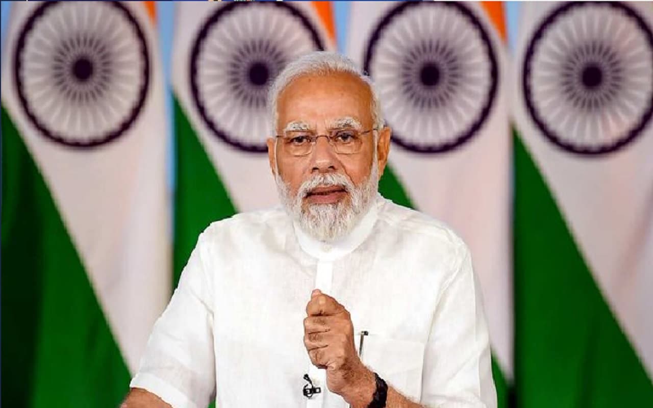 Fact Check: बेटियों को हर महीने 5000 रुपये देगी मोदी सरकार ? जानें वायरल मैसेज का सच