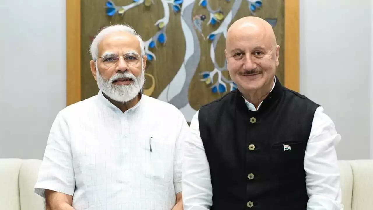 PM नरेंद्र मोदी से मिले अनुपम खेर, एक्टर ने प्रधानमंत्री को दिया ये खास तोहफा, पीएम ने जताया आभार PM नरेंद्र मोदी से मिले अनुपम खेर, एक्टर ने प्रधानमंत्री को दिया ये खास तोहफा, पीएम ने जताया आभार