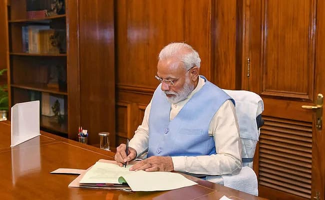 Corona से जंग पर पीएम मोदी लगातार एक्टिव, पीएमओ दे रहा दिन में तीन बार अपडेट