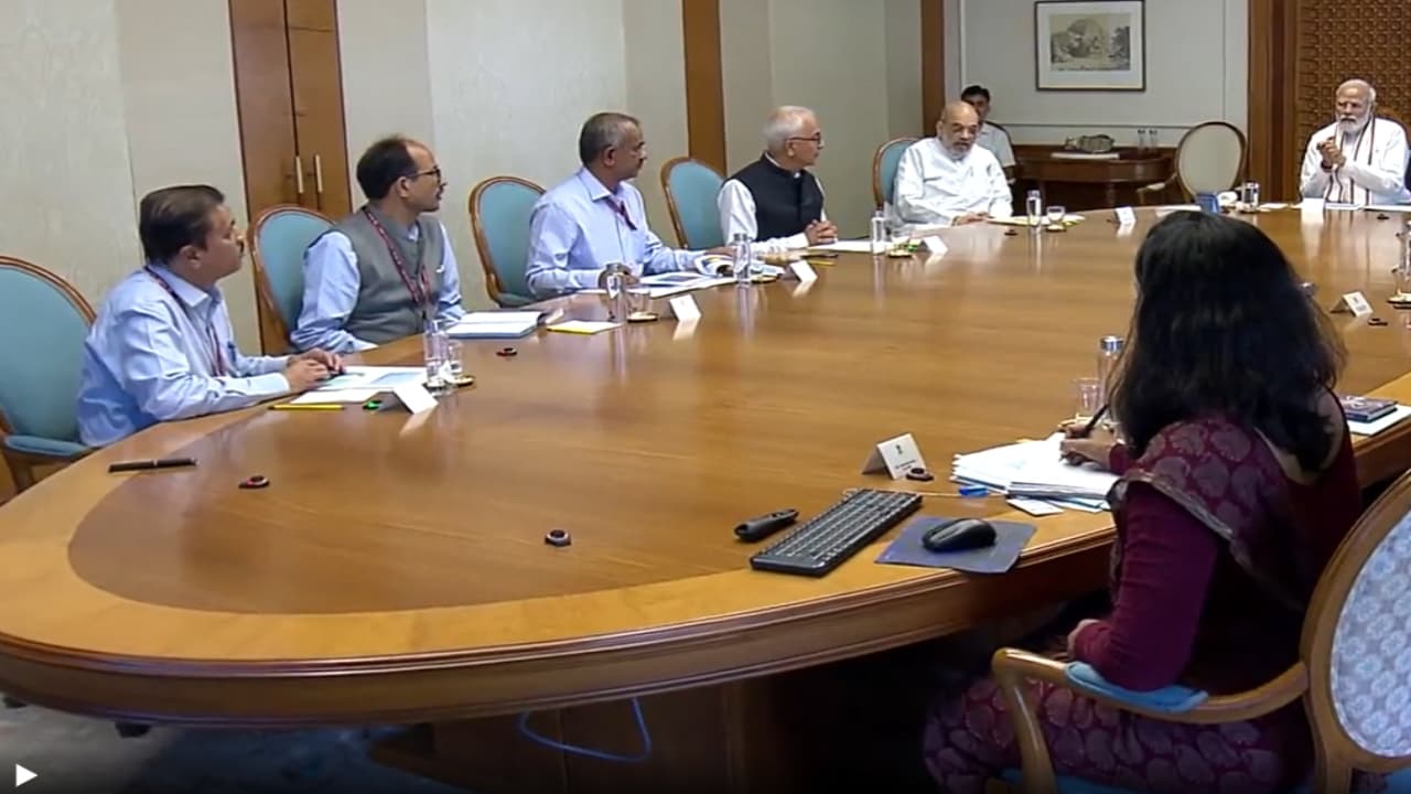 Cyclone Biparjoy ले रहा विकराल रूप, गुजरात-महाराष्ट्र में अलर्ट, पीएम मोदी ने की इमरजेंसी मीटिंग