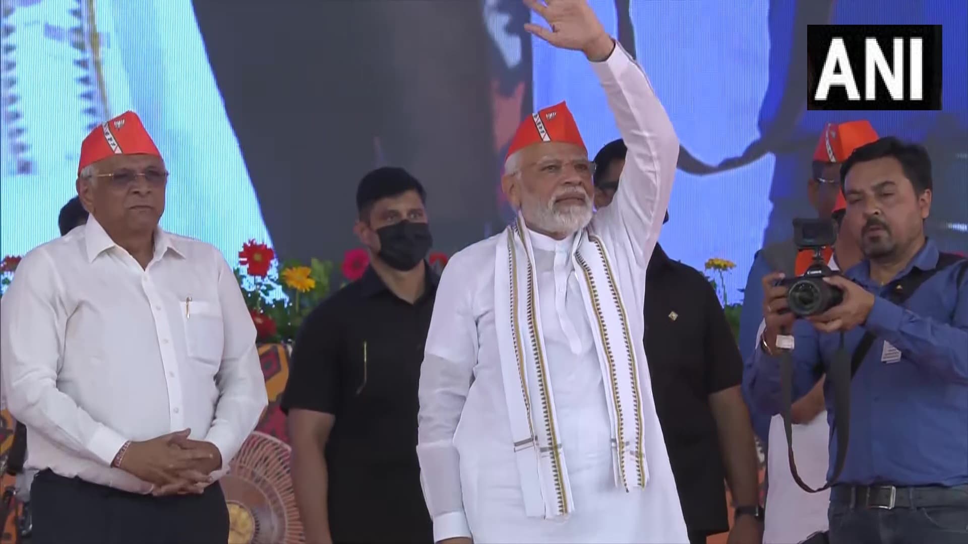 PM Modi in Gujarat: महाकाली मंदिर के शिखर पर 500 साल बाद लहराया ध्‍वज, पीएम मोदी ने कही ये बात